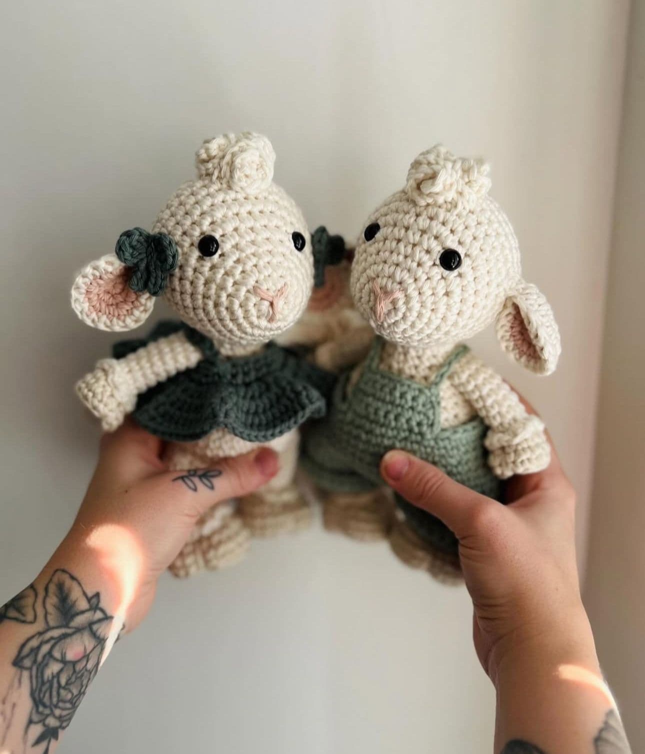 Virkade får söta med hängsle och glasögon