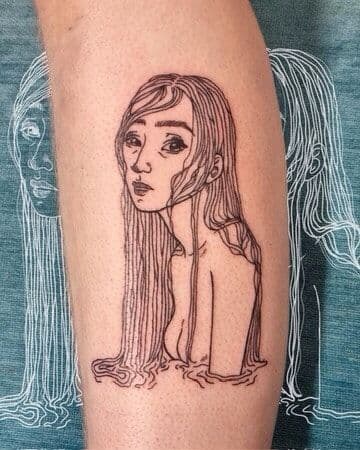 en tatuering av en kvinna från huvud till brösthöjd, med blött hår