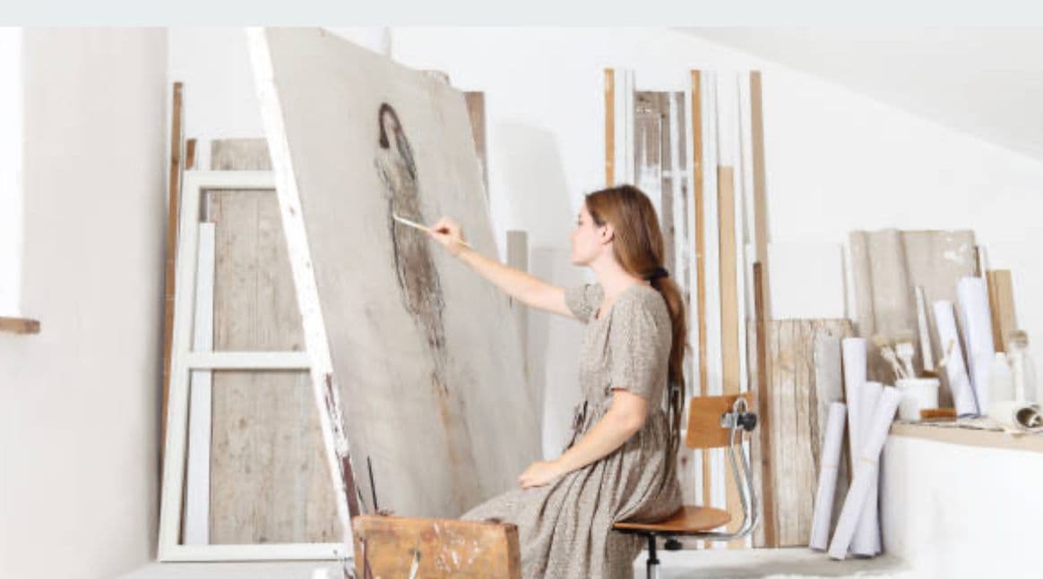 kvinna som målar