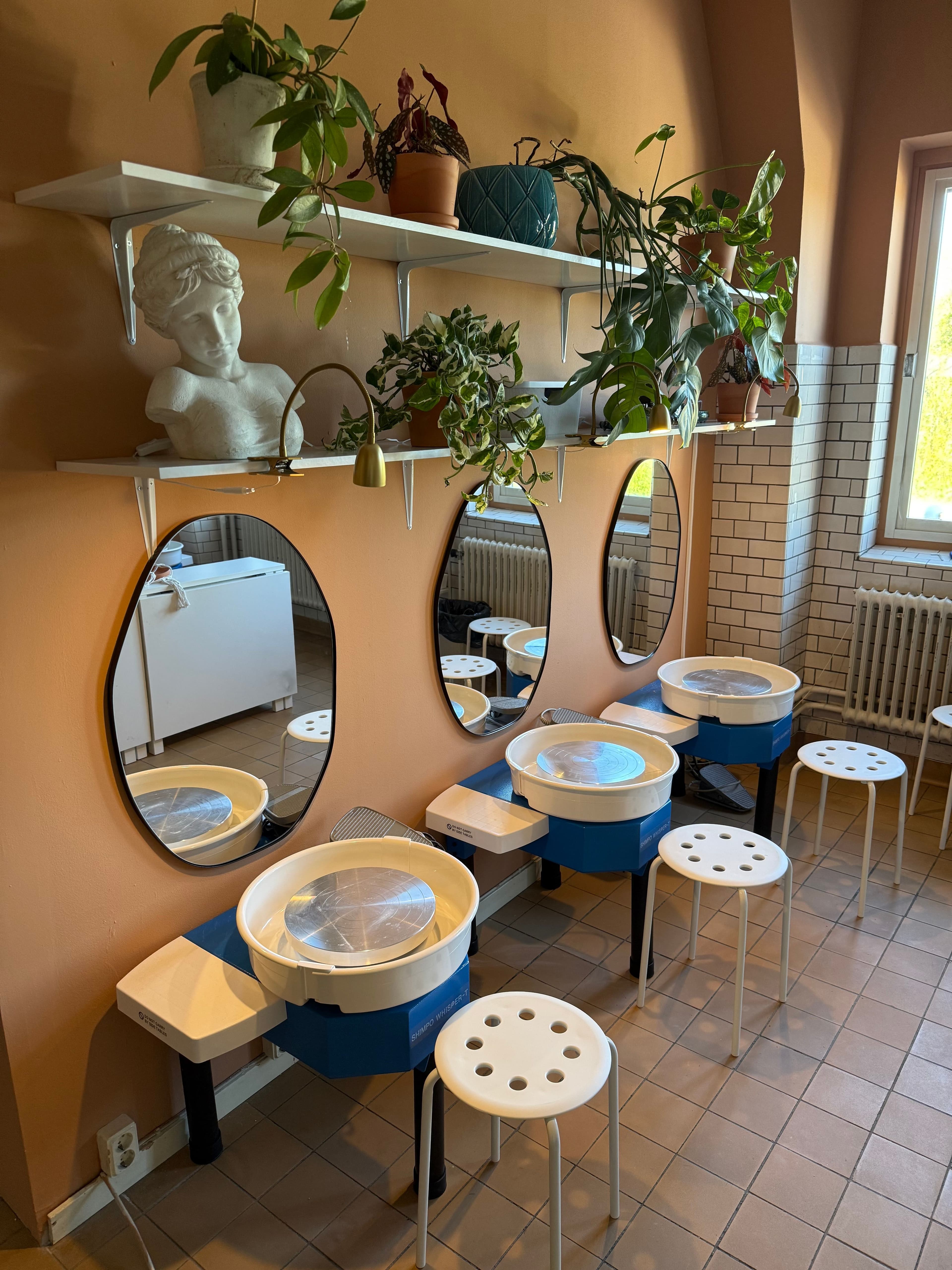 Drejskivor i mysigt rum för keramiker