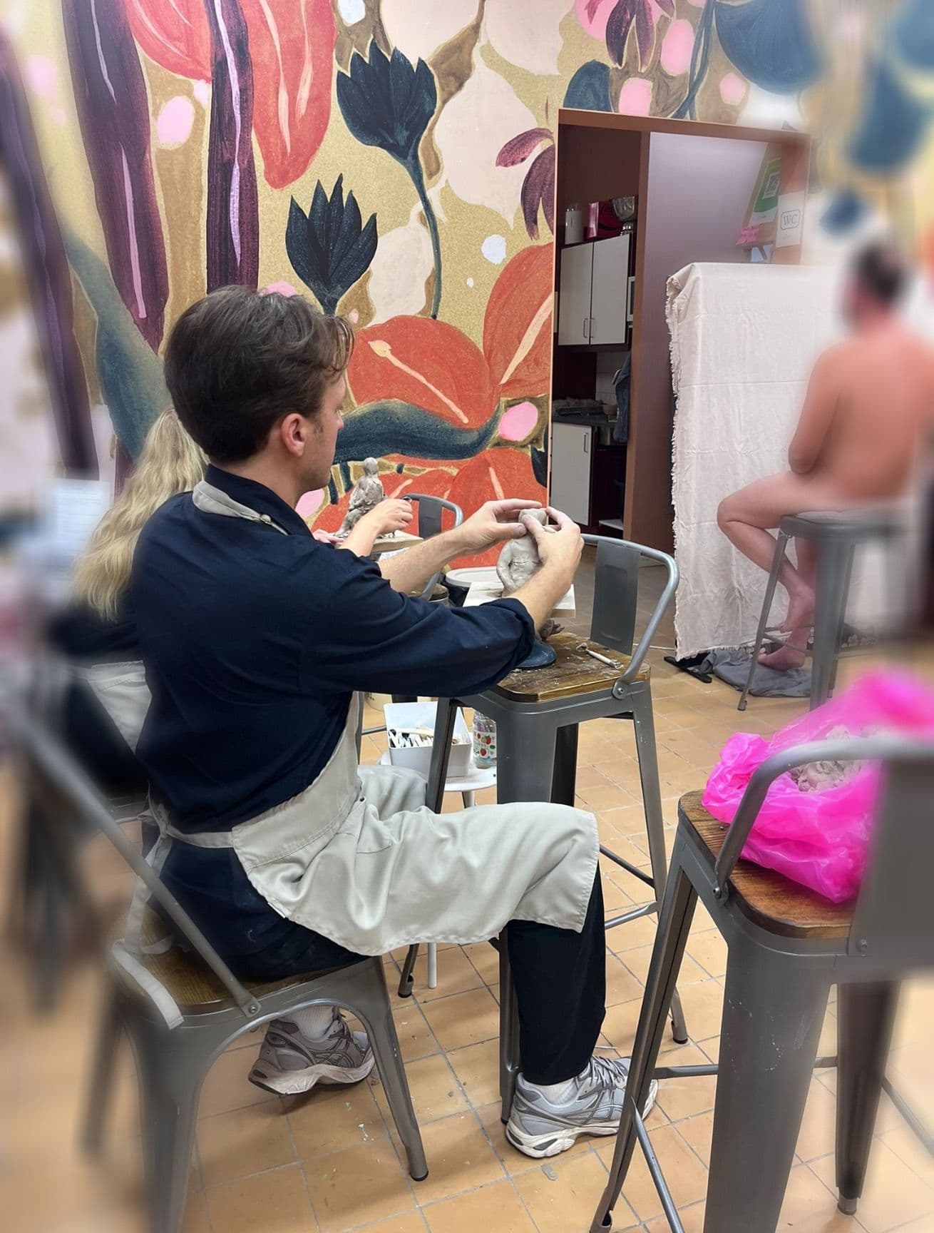 Man som skulpterar kroki