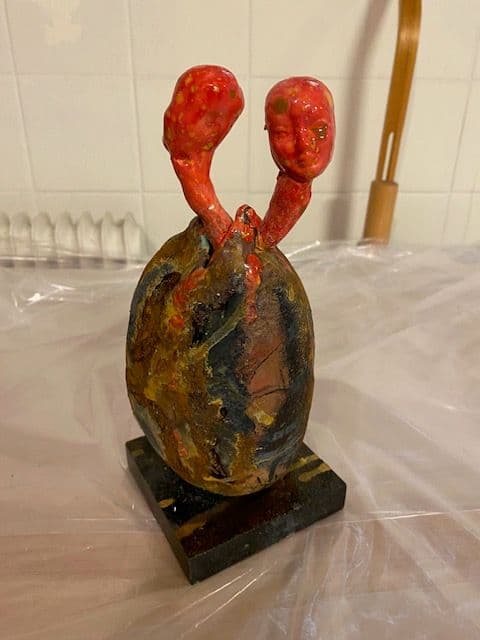 Skulptur av ansikten från ett ägg